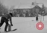 Standbild Kinder träumen von Weihnachten Spielzeug in einem Schaufenster United States USA, 1951, aus Sekunde 7 historischem Filmmaterial Videoclip 65675056310