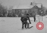 Standbild Kinder träumen von Weihnachten Spielzeug in einem Schaufenster United States USA, 1951, aus Sekunde 8 historischem Filmmaterial Videoclip 65675056310