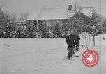 Standbild Kinder träumen von Weihnachten Spielzeug in einem Schaufenster United States USA, 1951, aus Sekunde 9 historischem Filmmaterial Videoclip 65675056310