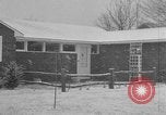 Standbild Kinder träumen von Weihnachten Spielzeug in einem Schaufenster United States USA, 1951, aus Sekunde 15 historischem Filmmaterial Videoclip 65675056310