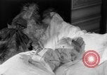 Standbild Kinder träumen von Weihnachten Spielzeug in einem Schaufenster United States USA, 1951, aus Sekunde 37 historischem Filmmaterial Videoclip 65675056310