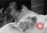 Standbild Kinder träumen von Weihnachten Spielzeug in einem Schaufenster United States USA, 1951, aus Sekunde 38 historischem Filmmaterial Videoclip 65675056310