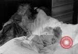 Standbild Kinder träumen von Weihnachten Spielzeug in einem Schaufenster United States USA, 1951, aus Sekunde 39 historischem Filmmaterial Videoclip 65675056310