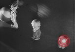Standbild Kinder träumen von Weihnachten Spielzeug in einem Schaufenster United States USA, 1951, aus Sekunde 40 historischem Filmmaterial Videoclip 65675056310