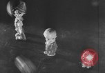 Standbild Kinder träumen von Weihnachten Spielzeug in einem Schaufenster United States USA, 1951, aus Sekunde 41 historischem Filmmaterial Videoclip 65675056310