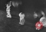 Standbild Kinder träumen von Weihnachten Spielzeug in einem Schaufenster United States USA, 1951, aus Sekunde 42 historischem Filmmaterial Videoclip 65675056310