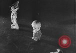 Standbild Kinder träumen von Weihnachten Spielzeug in einem Schaufenster United States USA, 1951, aus Sekunde 43 historischem Filmmaterial Videoclip 65675056310