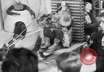 Standbild Kinder träumen von Weihnachten Spielzeug in einem Schaufenster United States USA, 1951, aus Sekunde 53 historischem Filmmaterial Videoclip 65675056310