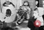 Standbild Kinder träumen von Weihnachten Spielzeug in einem Schaufenster United States USA, 1951, aus Sekunde 54 historischem Filmmaterial Videoclip 65675056310