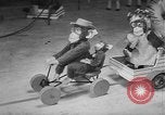 Standbild Kinder träumen von Weihnachten Spielzeug in einem Schaufenster United States USA, 1951, aus Sekunde 57 historischem Filmmaterial Videoclip 65675056310