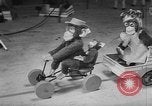 Standbild Kinder träumen von Weihnachten Spielzeug in einem Schaufenster United States USA, 1951, aus Sekunde 58 historischem Filmmaterial Videoclip 65675056310