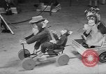 Standbild Kinder träumen von Weihnachten Spielzeug in einem Schaufenster United States USA, 1951, aus Sekunde 59 historischem Filmmaterial Videoclip 65675056310
