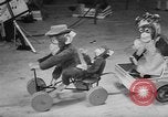 Standbild Kinder träumen von Weihnachten Spielzeug in einem Schaufenster United States USA, 1951, aus Sekunde 60 historischem Filmmaterial Videoclip 65675056310