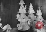 Standbild Kinder träumen von Weihnachten Spielzeug in einem Schaufenster United States USA, 1951, aus Sekunde 62 historischem Filmmaterial Videoclip 65675056310