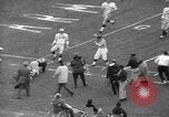 Immagine di 1964 Marina militare dell esercito del gioco del calcio Philadelphia Pennsylvania USA, 1964, secondo 48 filmato di repertorio 65675056313