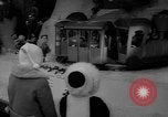 Immagine di La sera prima di Natale United States USA, 1964, secondo 32 filmato di repertorio 65675056315