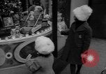 Immagine di La sera prima di Natale United States USA, 1964, secondo 33 filmato di repertorio 65675056315