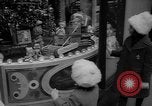 Immagine di La sera prima di Natale United States USA, 1964, secondo 34 filmato di repertorio 65675056315