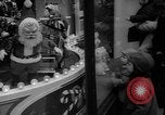Immagine di La sera prima di Natale United States USA, 1964, secondo 42 filmato di repertorio 65675056315