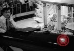 Immagine di La sera prima di Natale United States USA, 1964, secondo 45 filmato di repertorio 65675056315