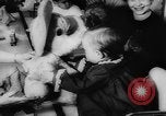 Immagine di La sera prima di Natale United States USA, 1964, secondo 53 filmato di repertorio 65675056315