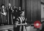 Standbild Ehre Queen Elizabeth Vereinigtes Königreich, 1965, aus Sekunde 42 historischem Filmmaterial Videoclip 65675056321