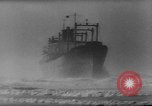 Standbild Frachter Ping ein im Sturm Europa, 1965, aus Sekunde 15 historischem Filmmaterial Videoclip 65675056322