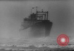 Standbild Frachter Ping ein im Sturm Europa, 1965, aus Sekunde 17 historischem Filmmaterial Videoclip 65675056322
