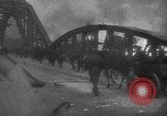 Standbild Bundeswehr sappers set Sprengladungen in der Stadt Witebsk Weißrussland, 1944, aus Sekunde 13 historischem Filmmaterial Videoclip 65675056338