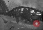 Standbild Bundeswehr sappers set Sprengladungen in der Stadt Witebsk Weißrussland, 1944, aus Sekunde 14 historischem Filmmaterial Videoclip 65675056338