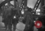 Standbild Bundeswehr sappers set Sprengladungen in der Stadt Witebsk Weißrussland, 1944, aus Sekunde 15 historischem Filmmaterial Videoclip 65675056338