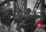 Standbild Bundeswehr sappers set Sprengladungen in der Stadt Witebsk Weißrussland, 1944, aus Sekunde 16 historischem Filmmaterial Videoclip 65675056338