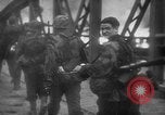 Standbild Bundeswehr sappers set Sprengladungen in der Stadt Witebsk Weißrussland, 1944, aus Sekunde 18 historischem Filmmaterial Videoclip 65675056338