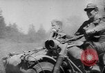 Standbild Bundeswehr sappers set Sprengladungen in der Stadt Witebsk Weißrussland, 1944, aus Sekunde 49 historischem Filmmaterial Videoclip 65675056338
