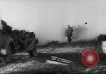 Standbild Bundeswehr sappers set Sprengladungen in der Stadt Witebsk Weißrussland, 1944, aus Sekunde 56 historischem Filmmaterial Videoclip 65675056338