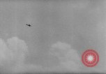 Standbild deutschen Rüstung getarnt mit Laub Frankreich, 1944, aus Sekunde 43 historischem Filmmaterial Videoclip 65675056340
