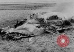Standbild zerstörten Alliierte Flugzeuge Frankreich, 1944, aus Sekunde 15 historischem Filmmaterial Videoclip 65675056342