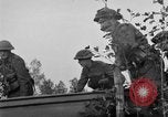 Immagine di La fanteria britannica impegnare le forze tedesche nei Paesi Bassi nella seconda guerra mondiale Hertogenbosch Paesi Bassi, 1944, secondo 4 filmato di repertorio 65675056356