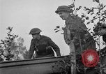 Immagine di La fanteria britannica impegnare le forze tedesche nei Paesi Bassi nella seconda guerra mondiale Hertogenbosch Paesi Bassi, 1944, secondo 6 filmato di repertorio 65675056356