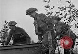 Immagine di La fanteria britannica impegnare le forze tedesche nei Paesi Bassi nella seconda guerra mondiale Hertogenbosch Paesi Bassi, 1944, secondo 9 filmato di repertorio 65675056356