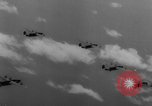 Standbild Die Bomber der neunten Luftwaffe treffen ständig auf rumänische Ölfelder Ploesti Ploesti Rumänien, 1944, aus Sekunde 16 historischem Filmmaterial Videoclip 65675056362