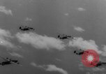Standbild Die Bomber der neunten Luftwaffe treffen ständig auf rumänische Ölfelder Ploesti Ploesti Rumänien, 1944, aus Sekunde 17 historischem Filmmaterial Videoclip 65675056362