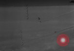 Standbild Die Bomber der neunten Luftwaffe treffen ständig auf rumänische Ölfelder Ploesti Ploesti Rumänien, 1944, aus Sekunde 20 historischem Filmmaterial Videoclip 65675056362