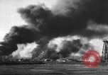 Standbild Die Bomber der neunten Luftwaffe treffen ständig auf rumänische Ölfelder Ploesti Ploesti Rumänien, 1944, aus Sekunde 38 historischem Filmmaterial Videoclip 65675056362