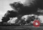 Standbild Die Bomber der neunten Luftwaffe treffen ständig auf rumänische Ölfelder Ploesti Ploesti Rumänien, 1944, aus Sekunde 39 historischem Filmmaterial Videoclip 65675056362