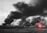 Standbild Die Bomber der neunten Luftwaffe treffen ständig auf rumänische Ölfelder Ploesti Ploesti Rumänien, 1944, aus Sekunde 40 historischem Filmmaterial Videoclip 65675056362