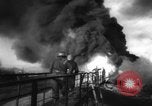 Standbild Die Bomber der neunten Luftwaffe treffen ständig auf rumänische Ölfelder Ploesti Ploesti Rumänien, 1944, aus Sekunde 46 historischem Filmmaterial Videoclip 65675056362