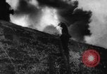 Standbild Die Bomber der neunten Luftwaffe treffen ständig auf rumänische Ölfelder Ploesti Ploesti Rumänien, 1944, aus Sekunde 53 historischem Filmmaterial Videoclip 65675056362