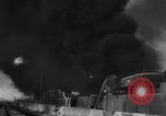 Standbild Die Bomber der neunten Luftwaffe treffen ständig auf rumänische Ölfelder Ploesti Ploesti Rumänien, 1944, aus Sekunde 56 historischem Filmmaterial Videoclip 65675056362