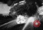 Standbild Die Bomber der neunten Luftwaffe treffen ständig auf rumänische Ölfelder Ploesti Ploesti Rumänien, 1944, aus Sekunde 60 historischem Filmmaterial Videoclip 65675056362